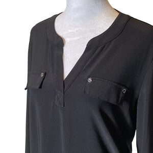 Jones New York Signature size Medium black pullover long sleeve v-neck blouse